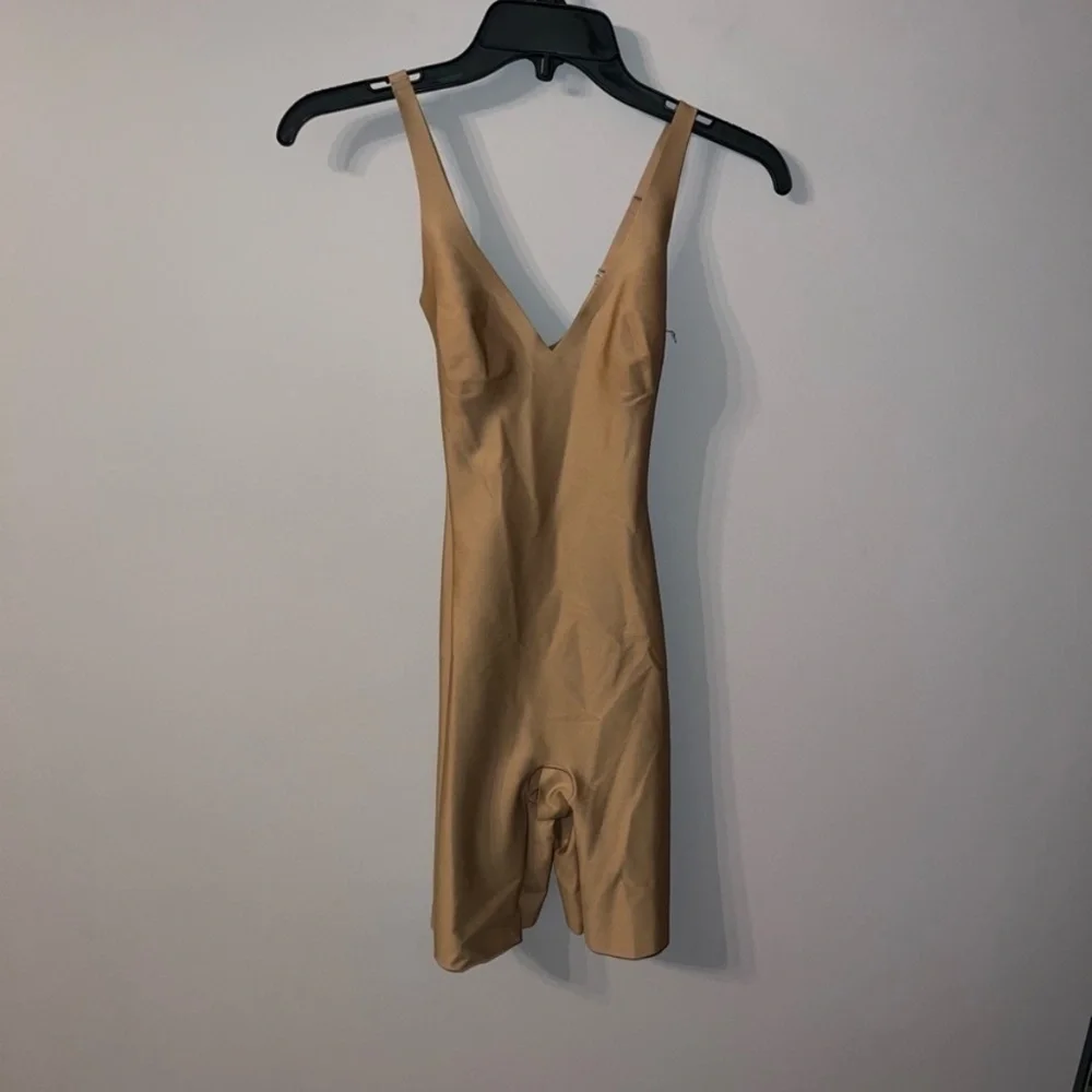 Skims UNLINED PLUNGE MID THIGH BODYSUIT SIENNA BEIGE XXS